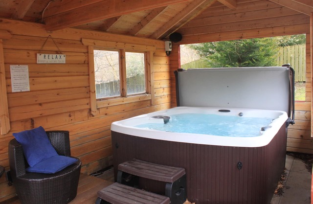 Hermoso chalet de registro con sauna interior y jacuzzi privado cubierto al aire libre