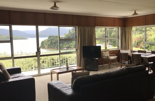 Bird Song Cottage in Wharetukura Bay-sunny,beach,paradise