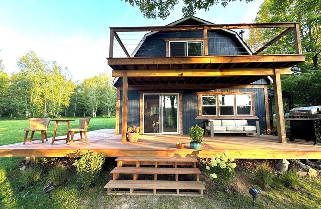 Birder's Paradise: Cozy Cabin on Private Pond w/Wood-Stove, New Kitchen, Birds!