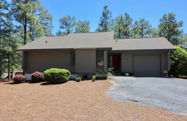 Birdie House located off Pinehurst #6. Whole house near 39 golf courses.