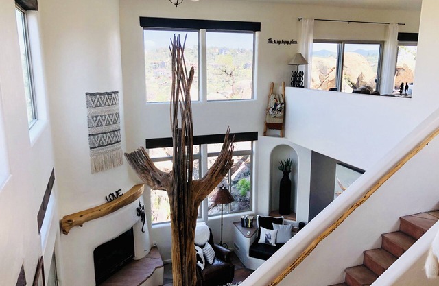 Birds Eye View Stunning & Unique Nest in the granite boulders. Close to Downtown