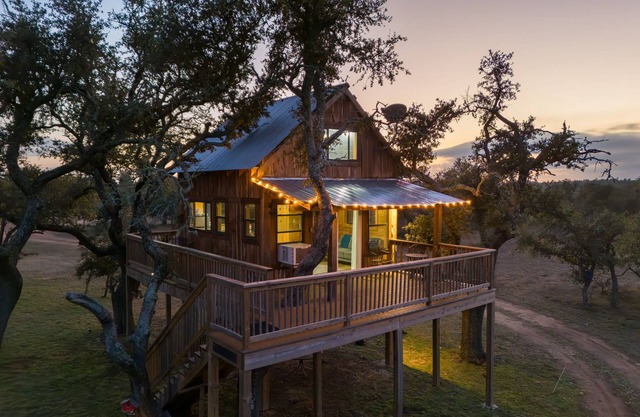Birds Nest, hot tub, pool, views, Willow Sky Ranch, pets friendly
