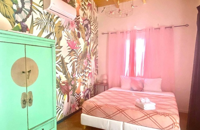 "Birds of Paradise" 1 Bdrm stylish condo!