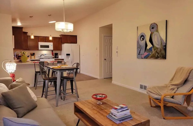 Birdsnest Rest Downtown Redmond Or. Walk to restaurants, breweries and shopping!