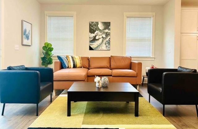 Birdsong Bungalow - Uptown Retreat - 6 Beds