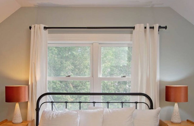 BirdSong Cottage, King Bed, Super close to Main St
