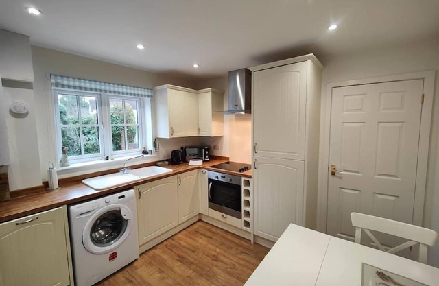 Birdsong Mansion sleeps 12 Twyford Winchester