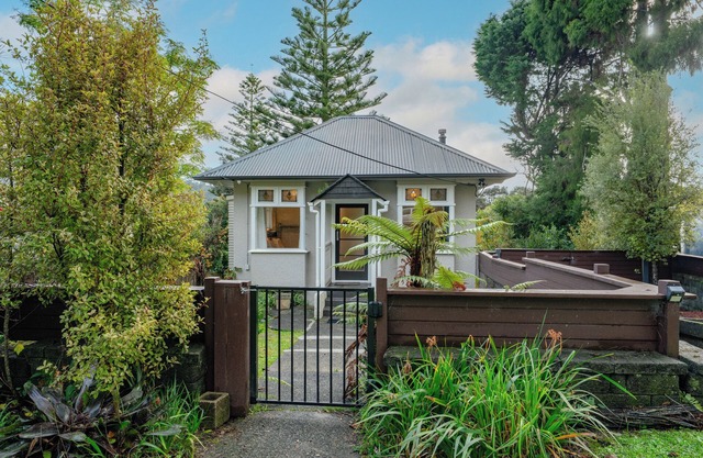 Birdsong Retreat - Titirangi Holiday Home