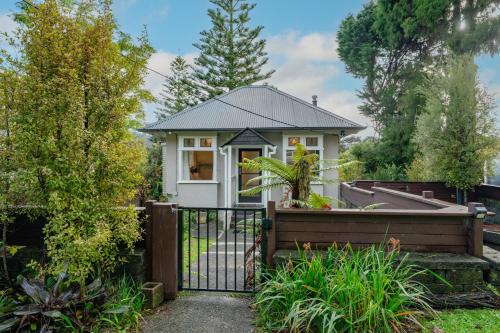 Birdsong Retreat - Titirangi Holiday Home