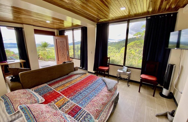 Birdsong ViIla. Beautiful Volcano View Suite.!