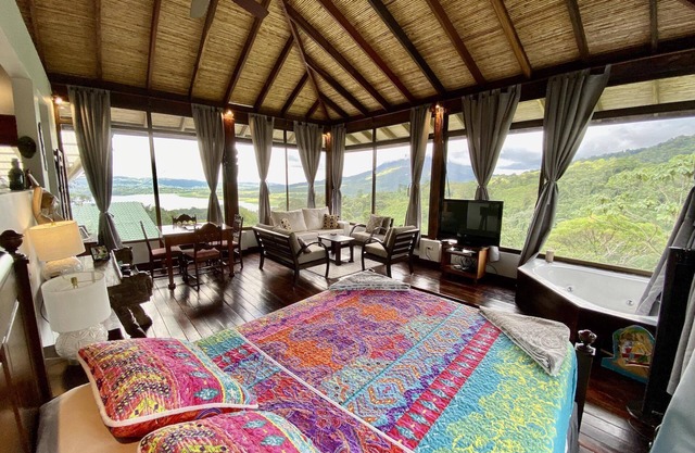 Birdsong Villa. Romantic Suite w/ Jacuzzi & Volcano View.