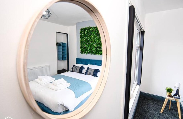 BIRMINGHAM HOME : STYLISH : WELCOMES ALL