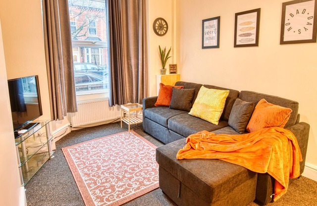 Birmingham House near M6 with SuperFast WIFI & Netflix Onsite Parking