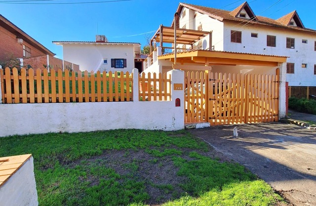 Casa Bis Villa Gesell a 150 metros de la playa. Pet friendly