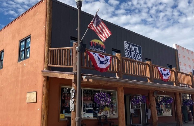 Bison Loft in Downtown Custer, Sleeps 4