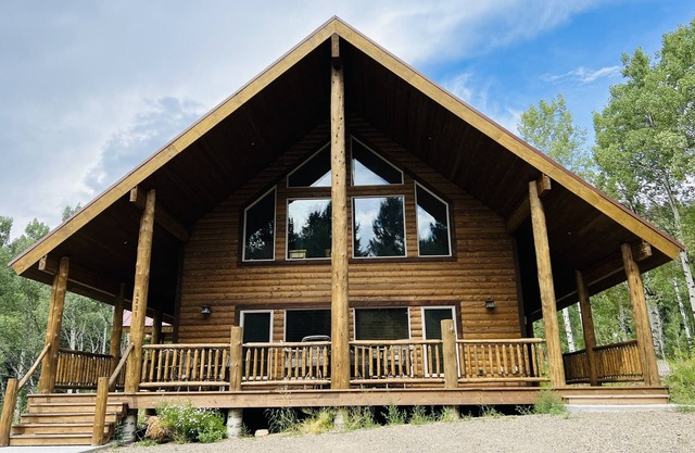 Bison Meadows Lodge-10 min. to YNP+Hot tub+Wifi+AC
