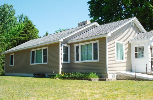 LINDO TORCH LAKE COTTAGE JUST AL NORTE DE ALDEN CON ANTORCHA LAKE FRONTAGE