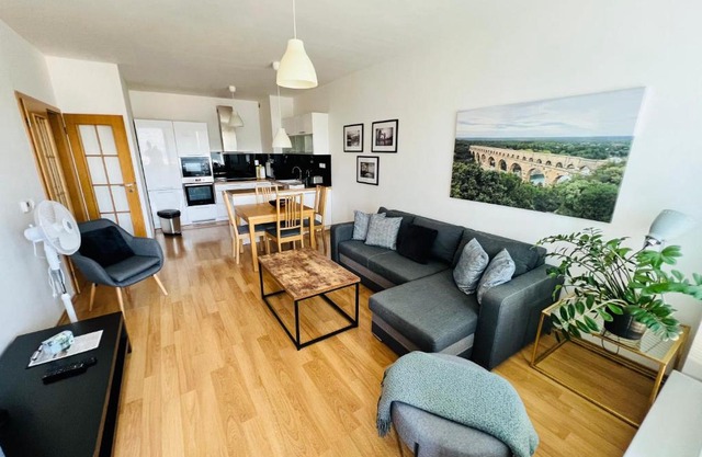 BL City View Apartment, 24hr Self Check-in, Free Private Parking, Panoramic View from Balcony, 5-minute walk to City Centre