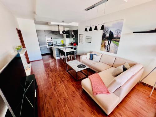 BL Luxury Apartment, 24hr Self Check-in, Free Private Garage Parking, Panoramic Views from Balcony, 5 minute walk to City Center