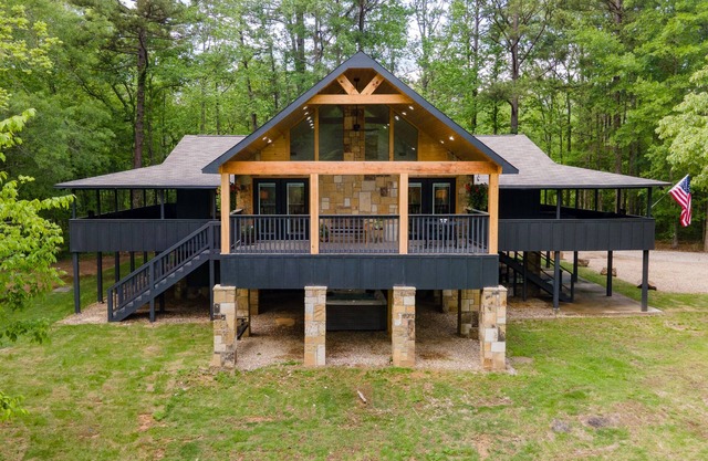 Black Bear Lodge 🐻 5 Private Acres + Hot Tub + Fishing + Games
