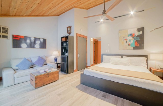 Black Butte Ranch Lodge Room 006