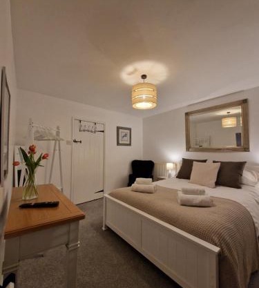 Black Cat Cottage - Heart of Pickering cosy listed cottage