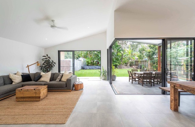 Black Cockatoo - Oceanstays - Pet Friendly