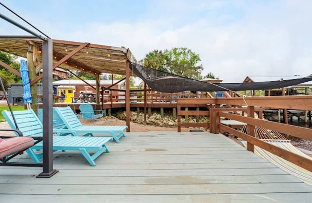 Black Creek Cottage located on fresh water with a resort style beach & amenities
