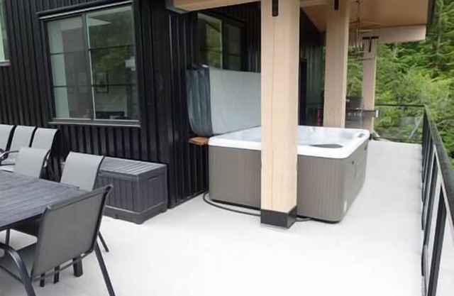 Black Diamond Cabin | Private Hot Tub Wood Fireplace BBQ