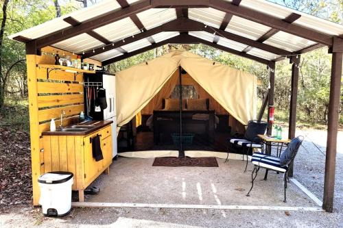 Black Fox Den: A Woodland Glamp - Dog Friendly in Hot Springs, AR