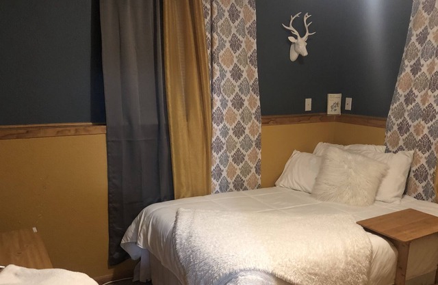 Brooke's Best Value Inn-The Blue Room