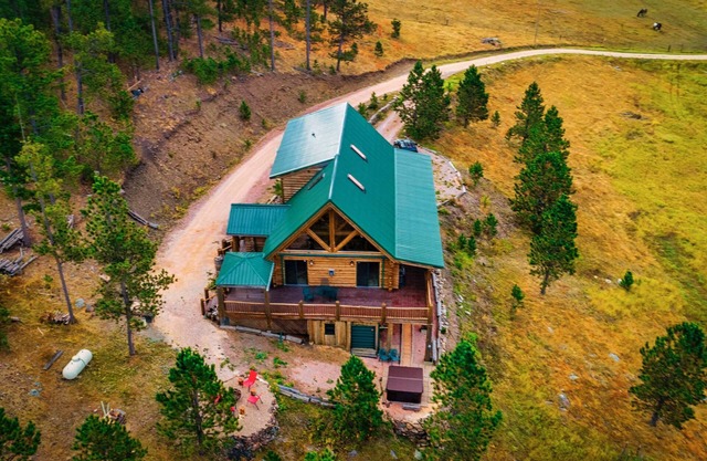 Black Hills Getaway- Alpine Prairie Lodge- Hermosa cabaña de troncos en 8 acres.