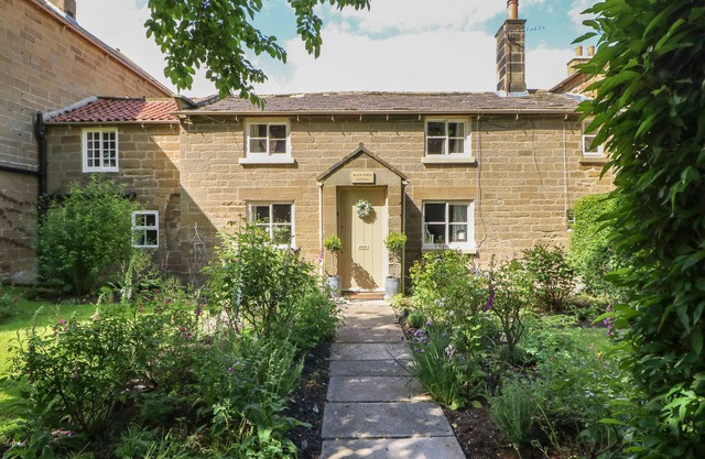 BLACK HORSE COTTAGE, pet friendly, with open fire in Swainby