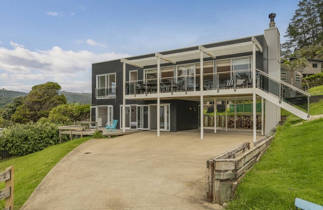 Black House Lookout - Kuaotunu Holiday Home