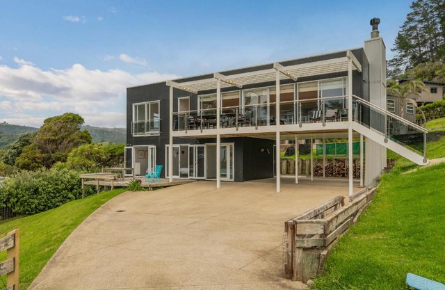 Black House Lookout - Kuaotunu Holiday Home