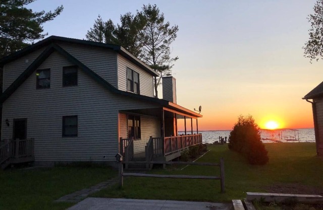 Black Lake Sunset Waterfront Home - 78 'playa privada de arena en el prestine Black Lake