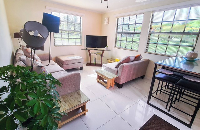 Black Rock Garden Cottage, Full Kitchen, Smart TV, A/C, Paradise Beach 3 km