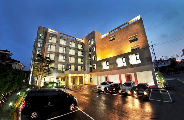 Black Sands Hotel