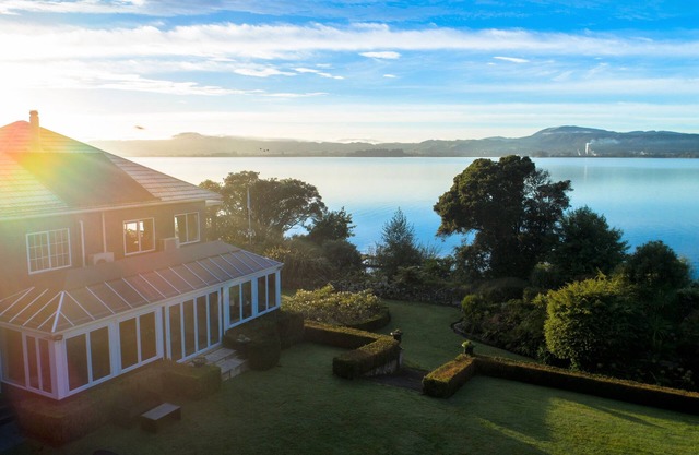 Black Swan Lakeside Boutique Hotel