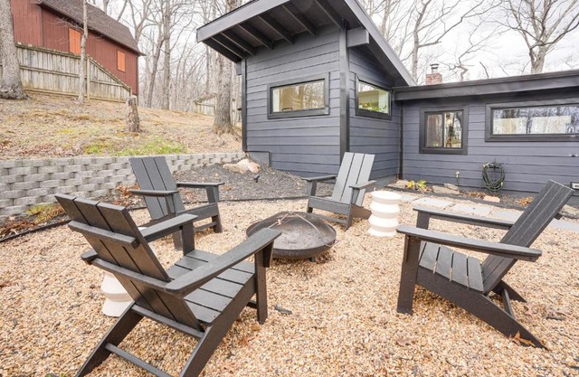 Black Walnut Cabin on 2 Acres in Luray!