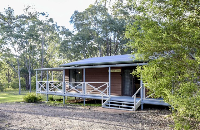 Black Wattle Cabin 10 - 2 bedroom with 2 x queen beds