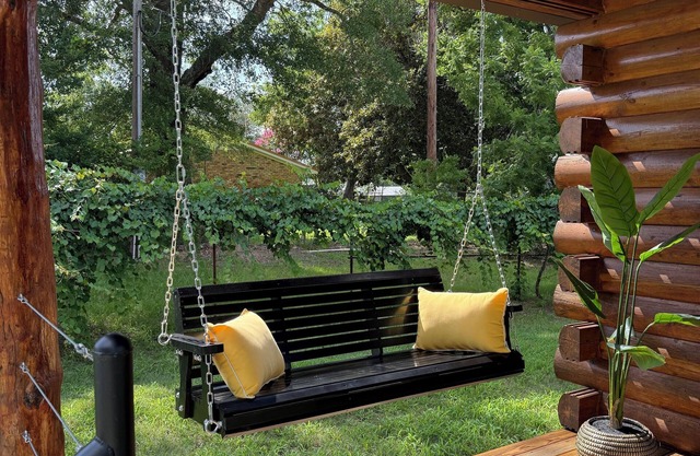 Blackberry Bungalow,,Cozy cabin in charming Longview with WiFi, AC ,