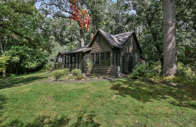 Blackberry Cabin of Michiana with a hot tub