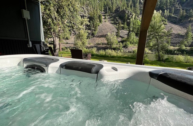 Blackfoot Riverfront Fishing Access & Mountain View. Hot Tub. Near Kettlehouse