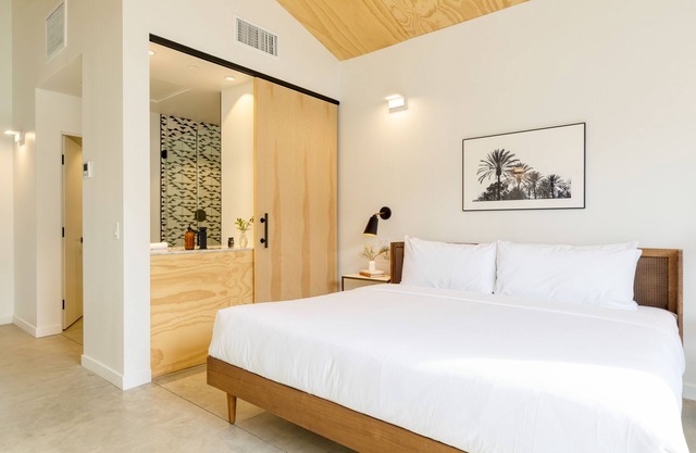 Blackhaus B10 by AvantStay | Modern Room + Pool