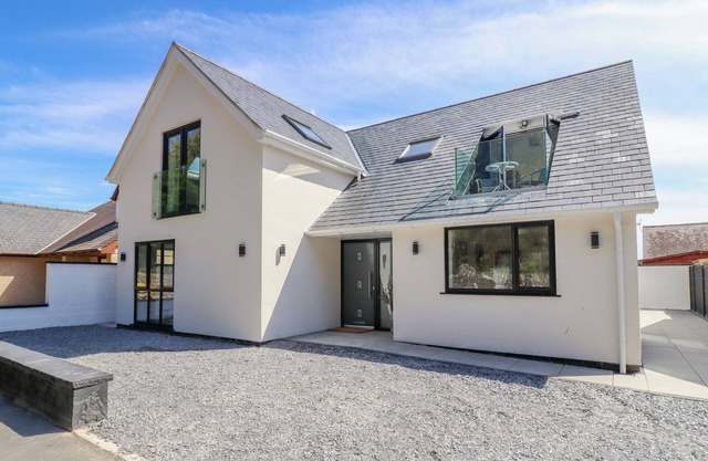 BLACKROCK GEM, pet friendly, country holiday cottage in Morfa Bychan