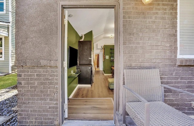 Blackstone Retreat -Sophisticatedly Vibrant 2 Bedroom House in North Charleston