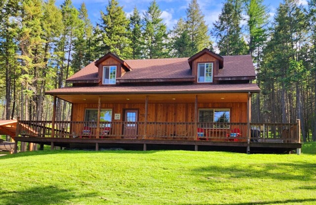 Blacktail Cabin Hideaway with hot tub in Lakeside