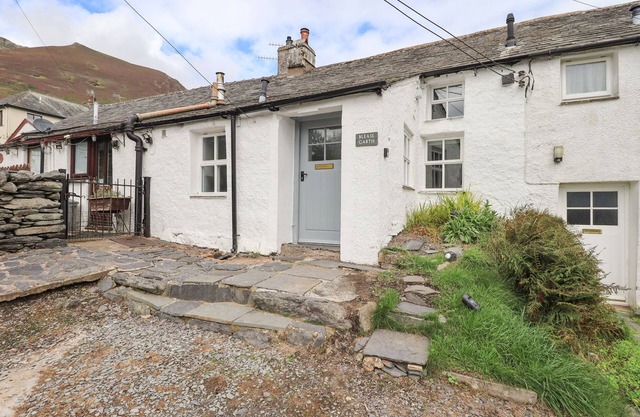 BLEASE GARTH, pet friendly, character holiday cottage in Threlkeld