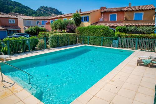 Bleu Indigo Piscine, Parking, Au calme